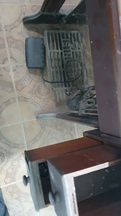 Máquina de costura antiga  - Foto 6