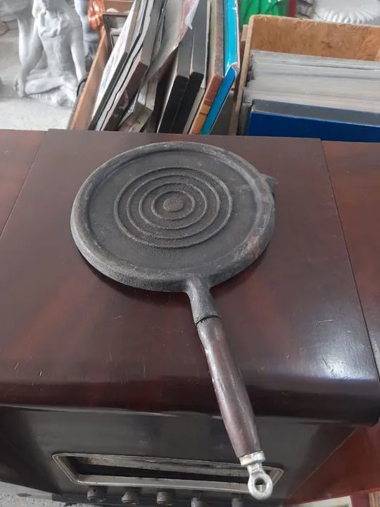 Frigideira antiga de ferro fundido  - Foto 4