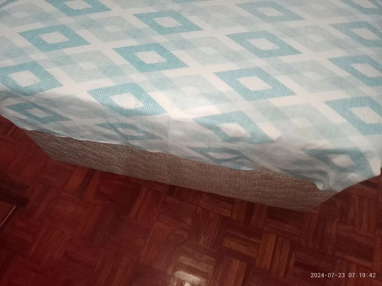 São duas camas uma de solteiro e uma de casal 