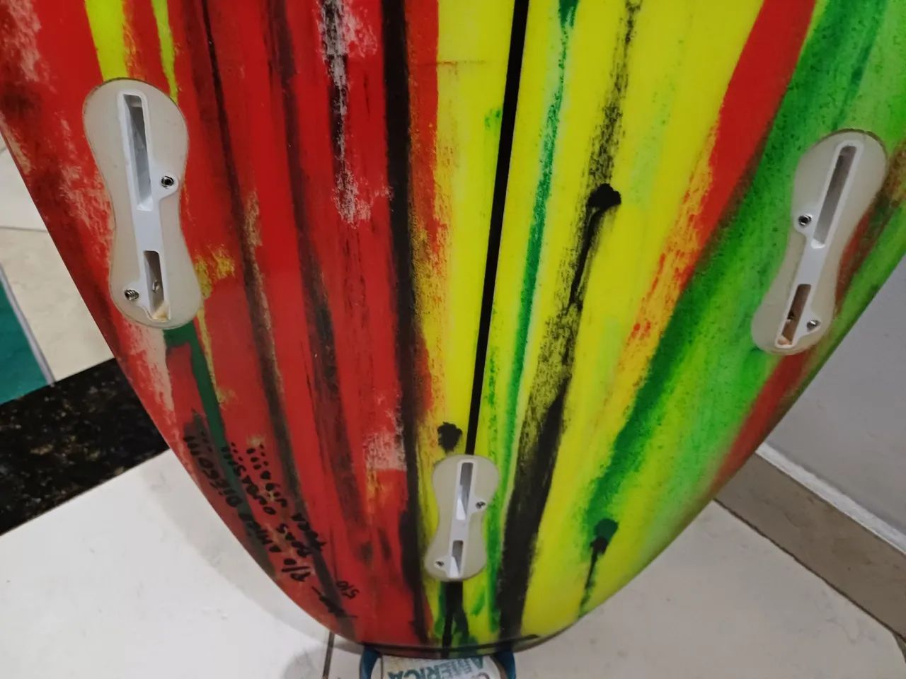 Prancha seminova 5.10 AXC 3 quilhas Fcs 2 completa  - Foto 4