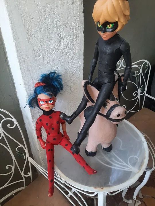 Bonecos ladybug e cat no ar 