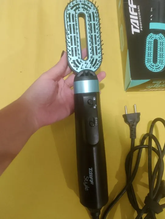 Escova profissional Taiff secadora, alisadora e modeladora