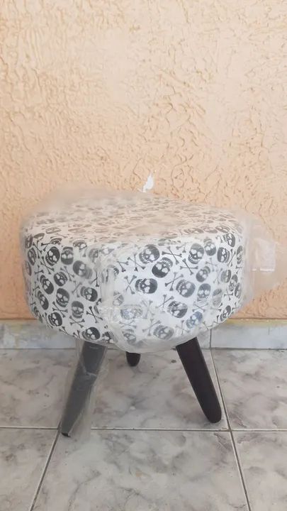 Puff com tema de caveira para decoração 