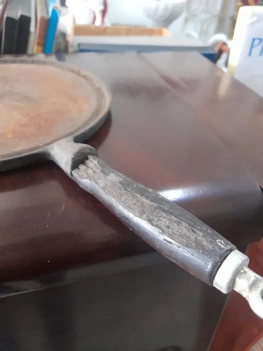 Frigideira antiga de ferro fundido  - Foto 3
