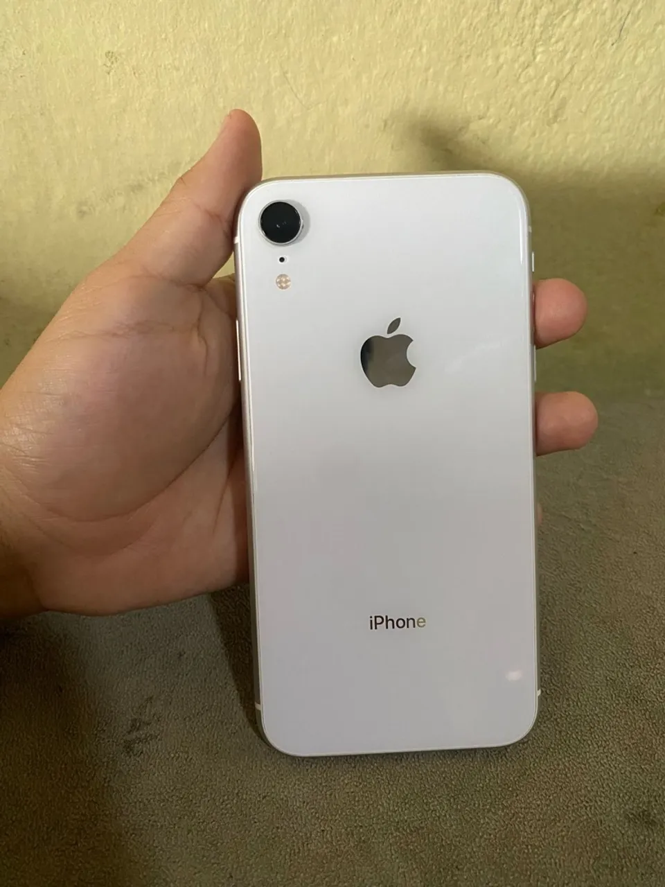 iPhone XR branco vendo ou troco.