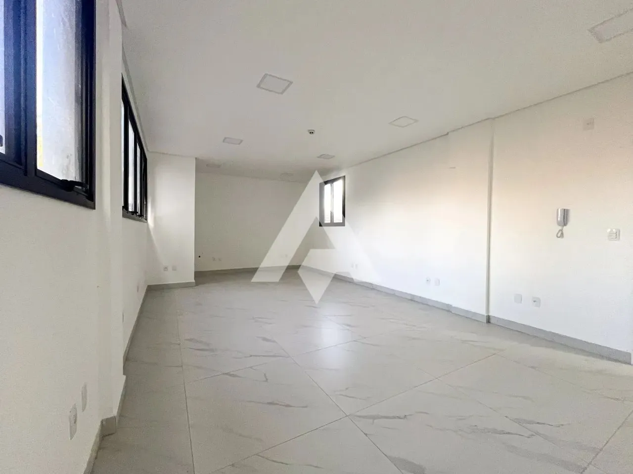 Salas comerciais para locação no Bairro Velha com condição especial!