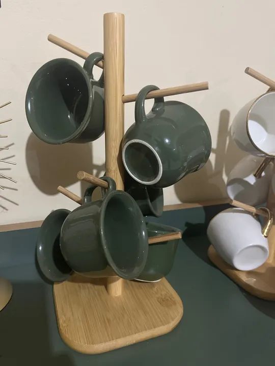 Suporte de madeira para xícaras