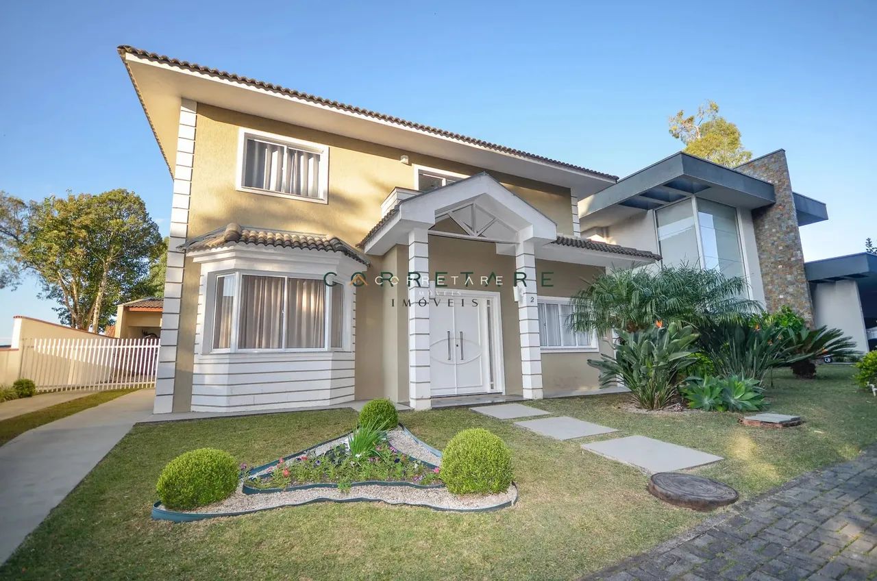 Casa em Condomínio com Quintal Amplo ao Lado do Parque Barigui!Casa com 4 Quartos e 5 banh