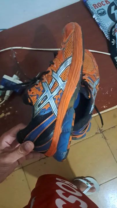 Tênis Asics laranja e azul - Foto 5