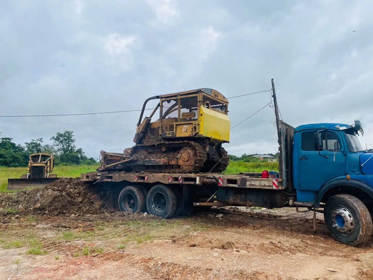 Trator de esteira caterpillar D4e trabalhando 