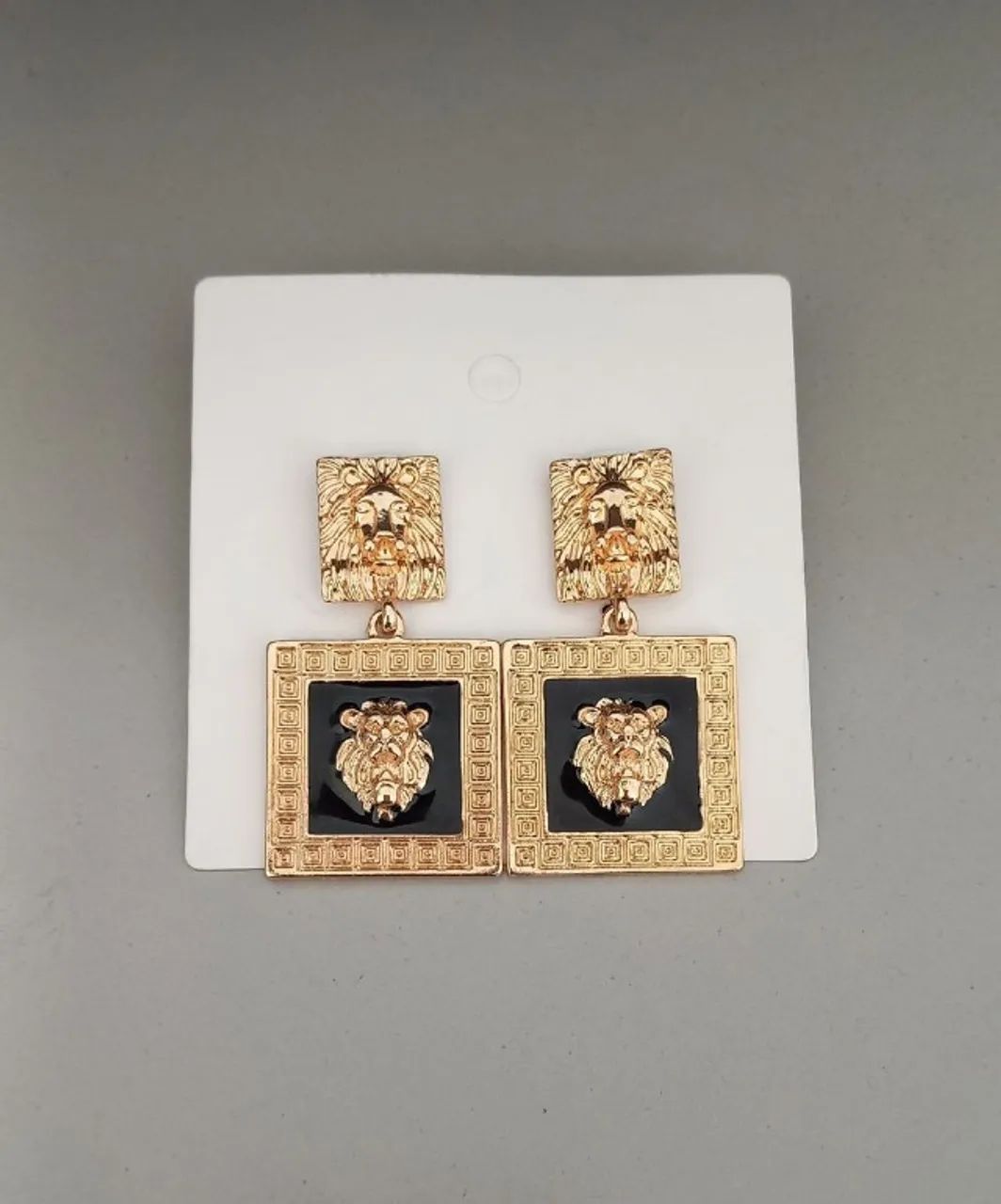Brinco de Leão Quadrado Dourado (novo) - Foto 2