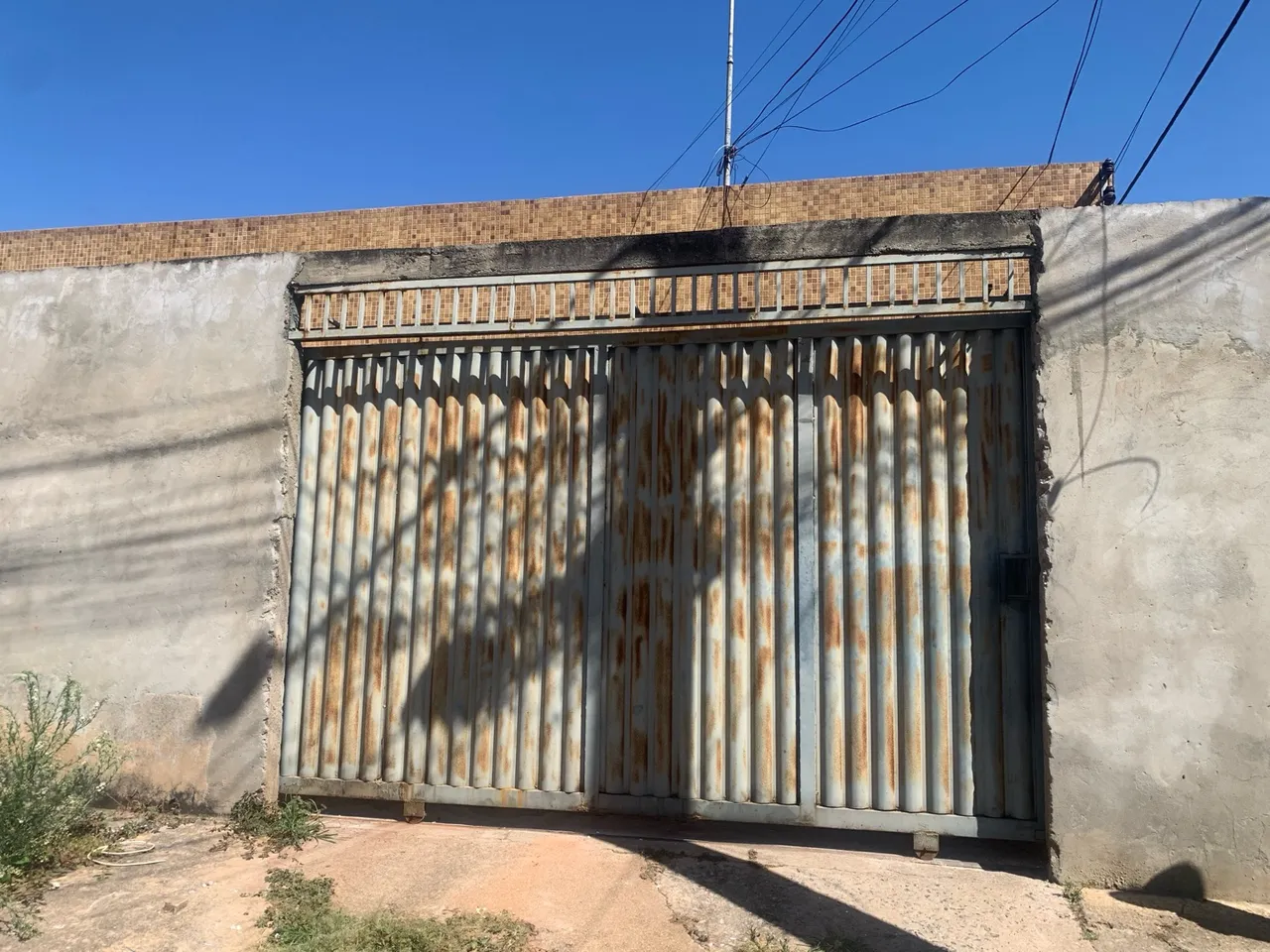 Aluga-se casa3quartos na qnj