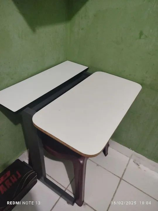 Mesa de estudo branca em MDF