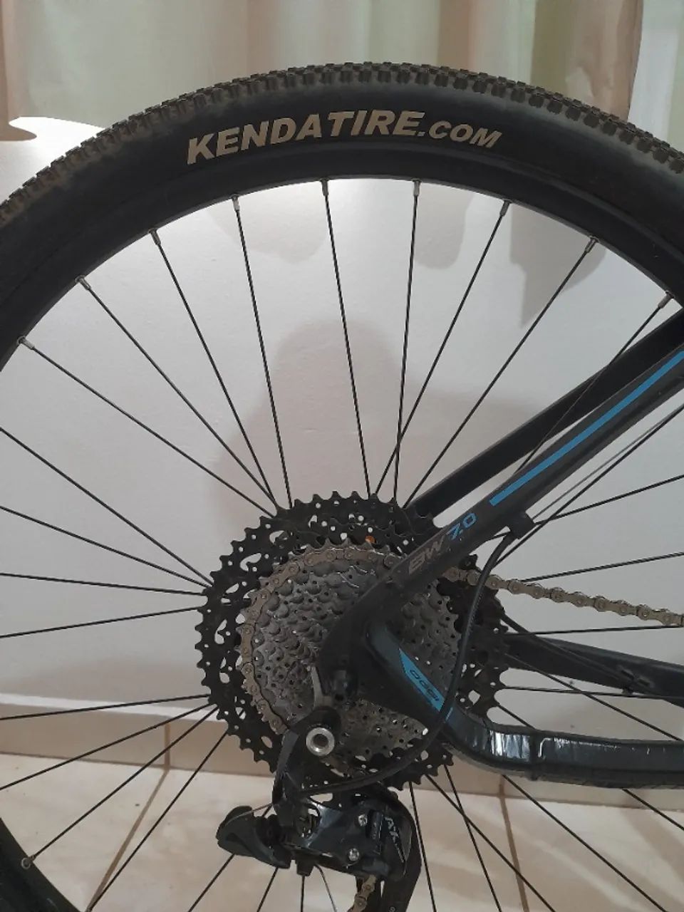 Bicicleta OGGI, bike MUITO NOVA, pedal clipe SHIMANO, 1 coroa (1x11), suspensão ROCKSHOK - Foto 4