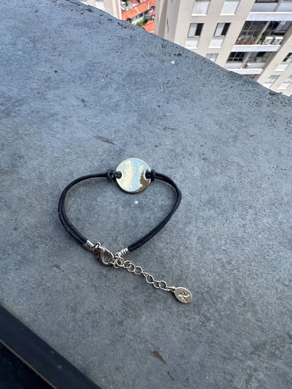 Pulseira com pingente com inicial L - Accessorize - Foto 4