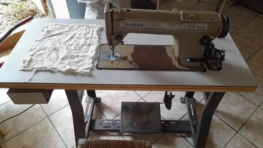 MÁQUINA DE COSTURA RETA INDUSTRIAL