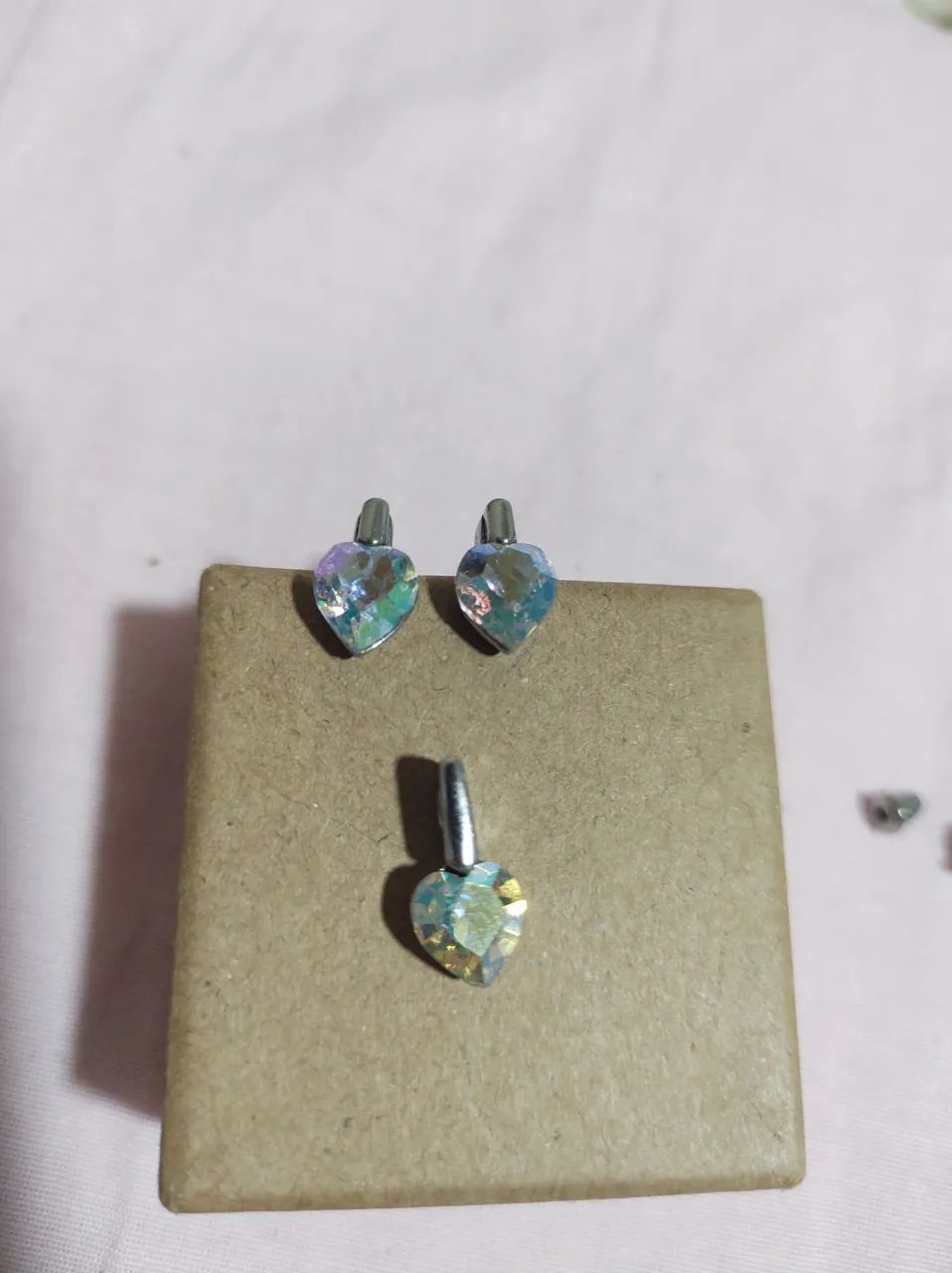 Brincos e pingente de coração com cristal furta-cor