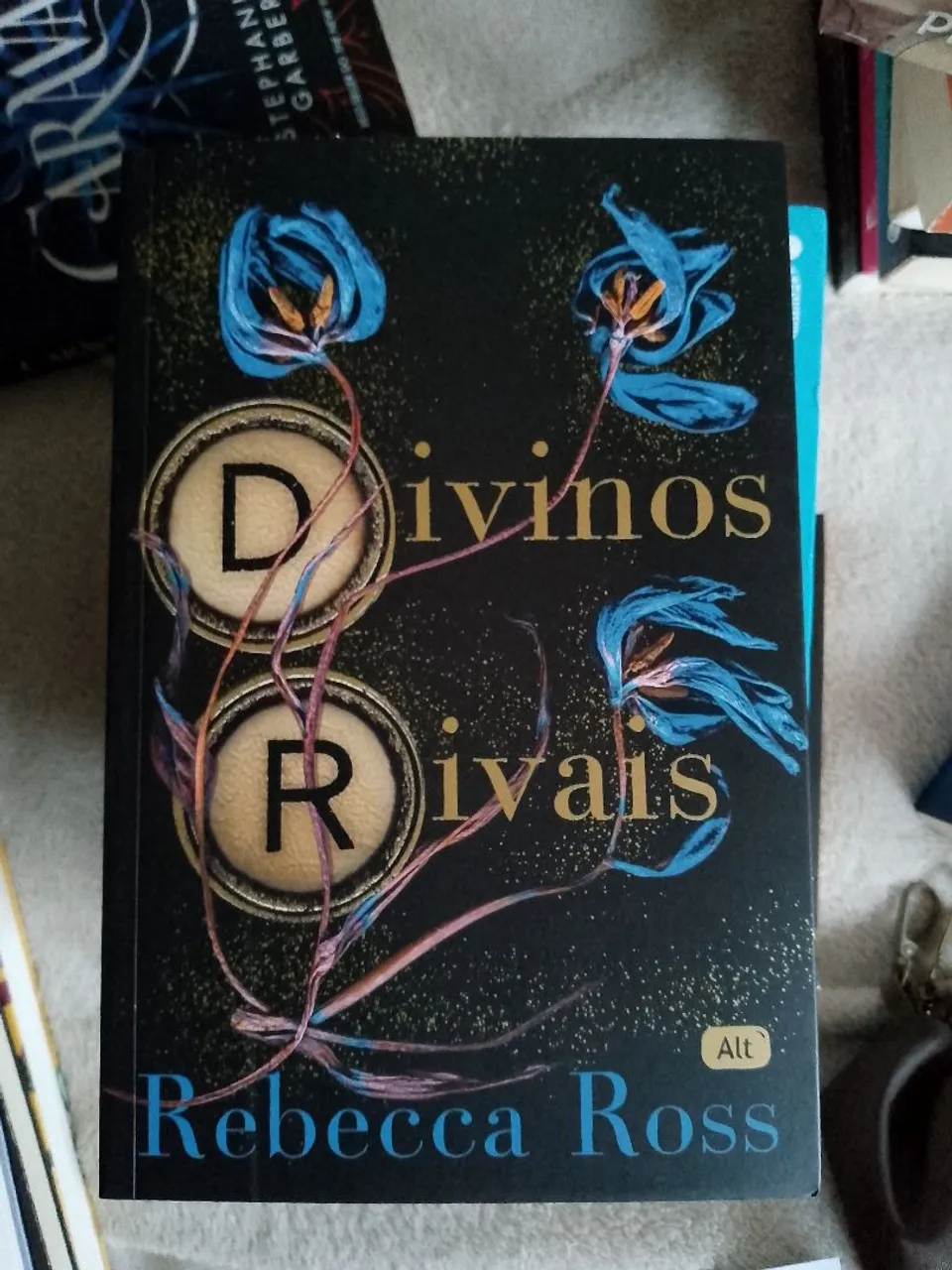 Divinos Rivais - Rebecca Ross