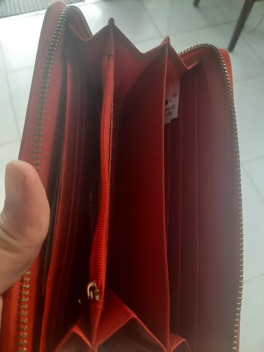 Carteira feminina vermelha de mão