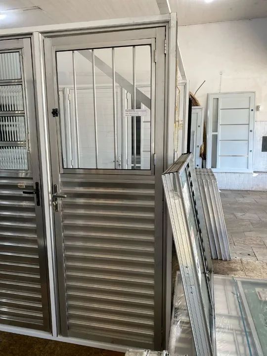 QUEIMA DE ESTOQUE PORTA ALUMÍNIO 2.10X80 COM JANELINHA