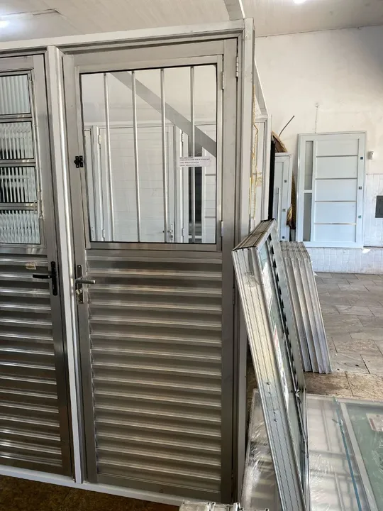 QUEIMA DE ESTOQUE PORTA ALUMÍNIO 2.10X80 COM JANELINHA