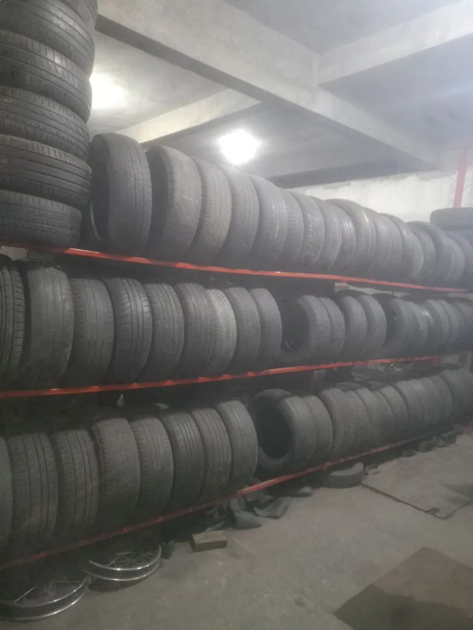 Lote de aproximadamente 300 pneus valor a negociar