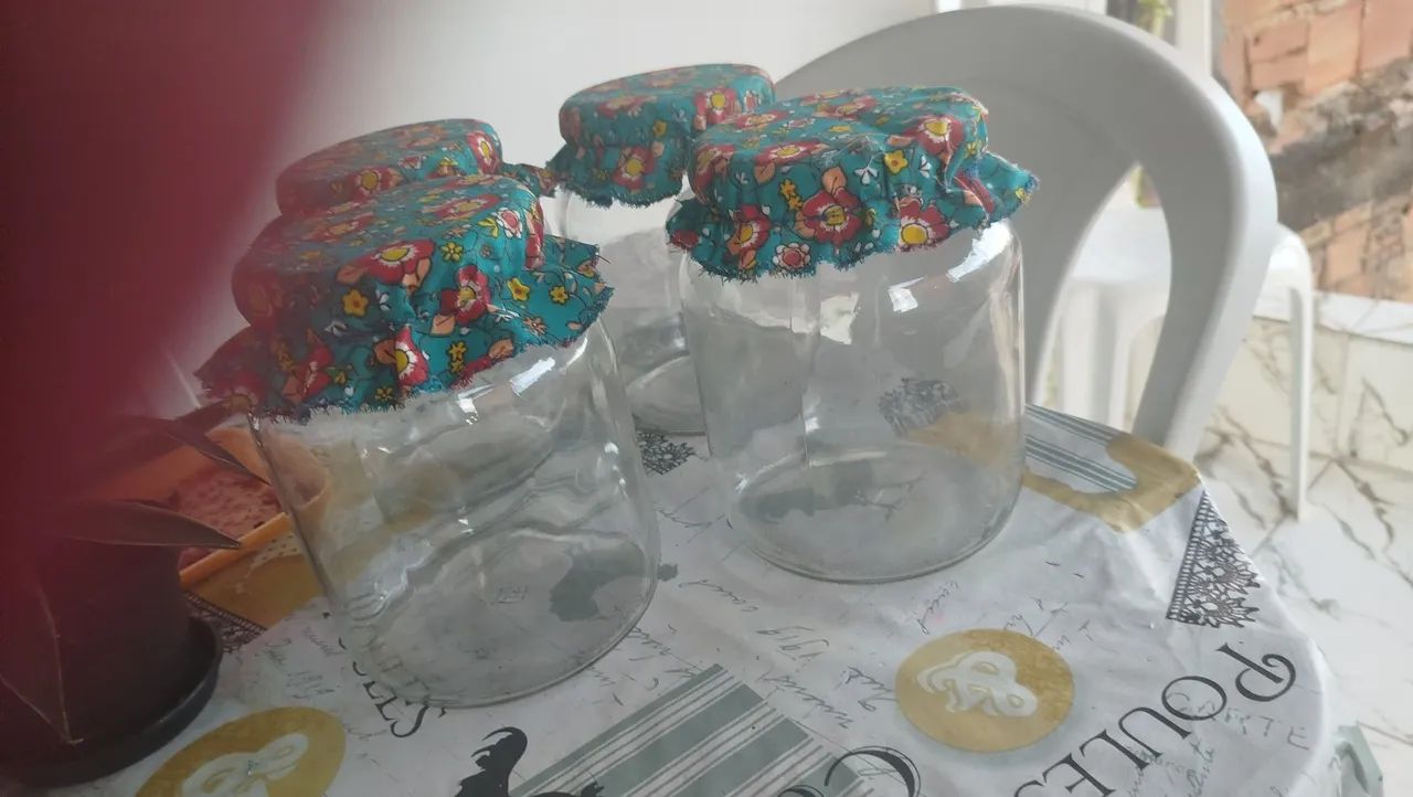 4 potes de vidro com tampa de tecido floral - Foto 3