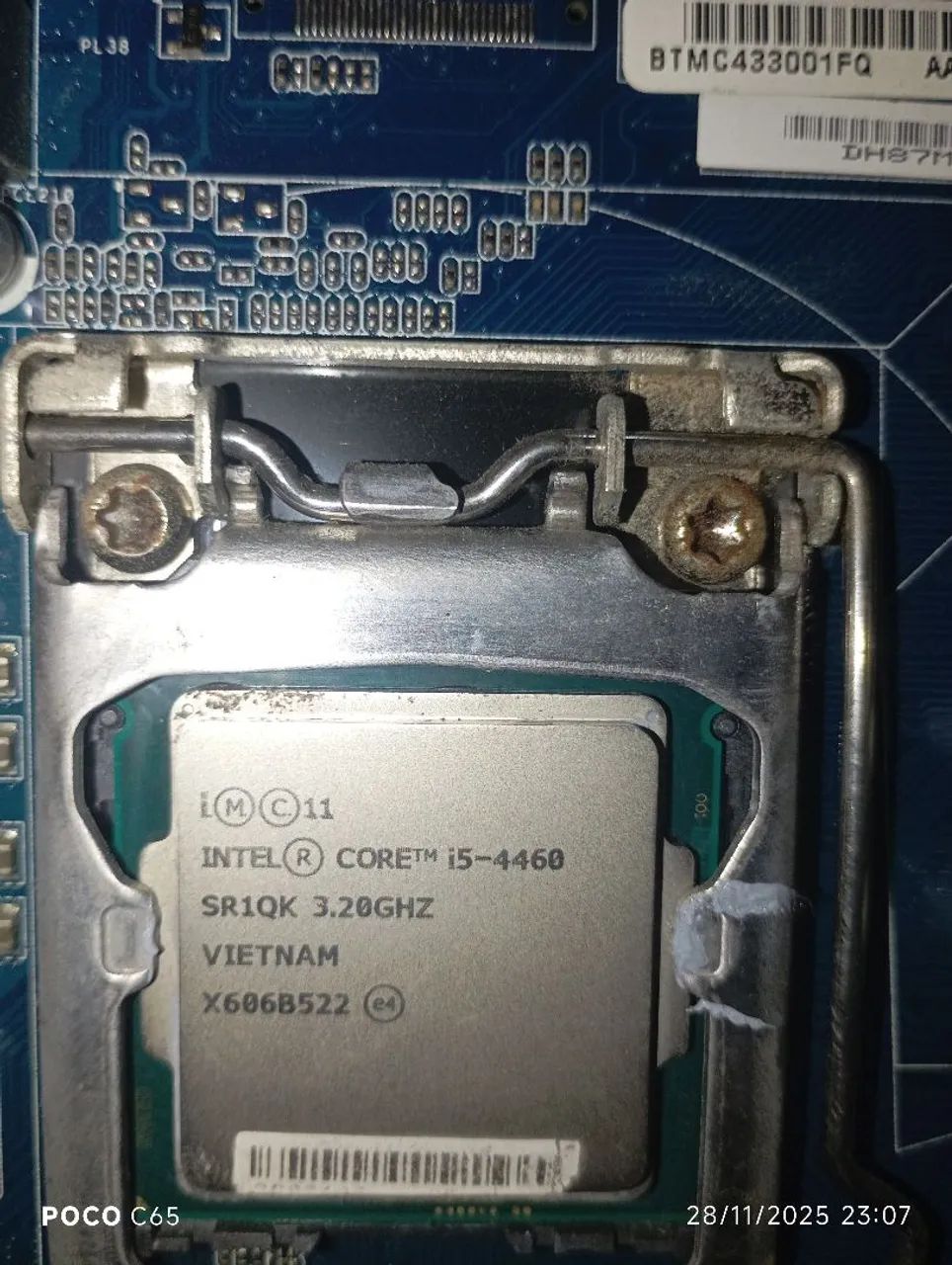 Vendo está placa mãe em bom estado  com 16 gigas de memória 