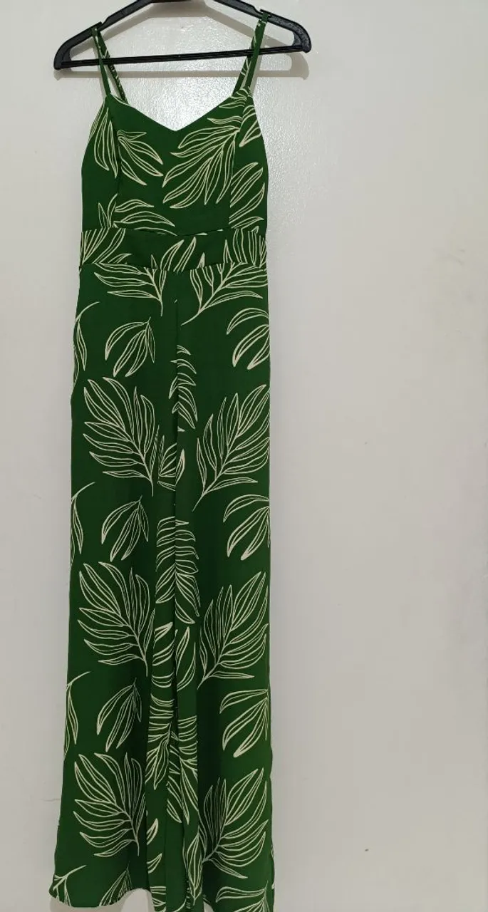 Macacão verde com estampa de folhas