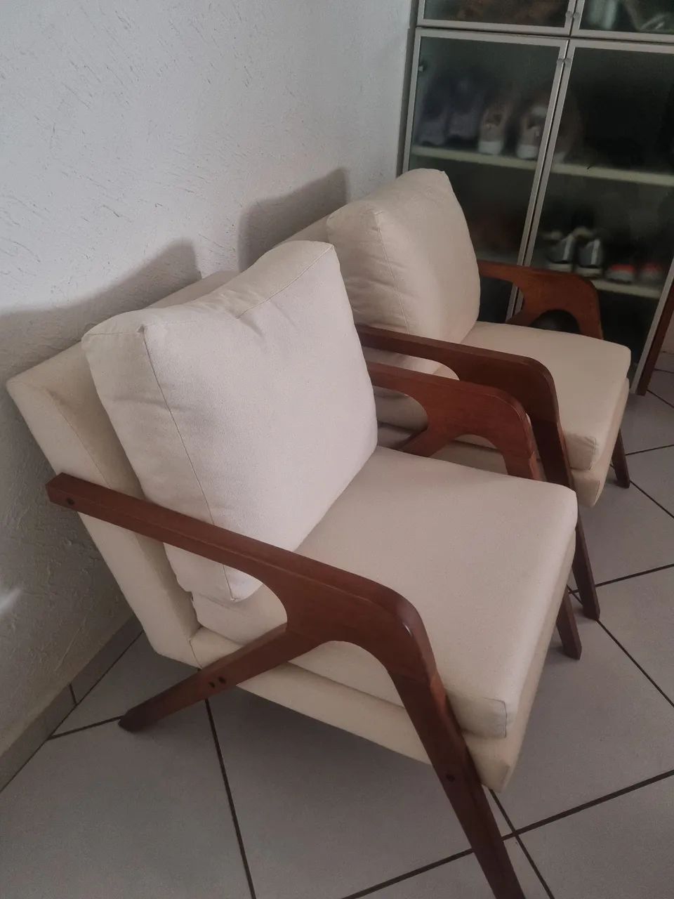 Poltronas decorativas madeira maciça luxo mona linho bege