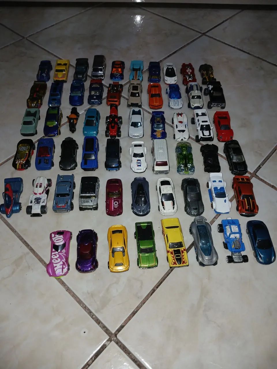 64 carrinhos Hotwheels entre raros e Normais - Foto 2
