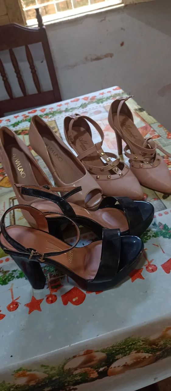Vendo 4 pares de sapatos por 150 reais ..semi novos 