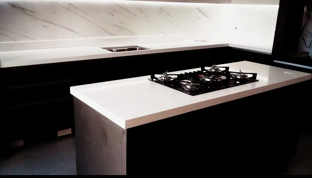 Bancada de Cozinha em Quartzo Branco Sob Medida
