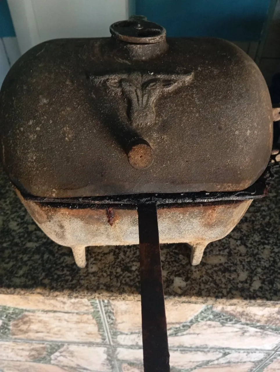 CHURRASQUEIRA DE FERRO FUNDIDO
