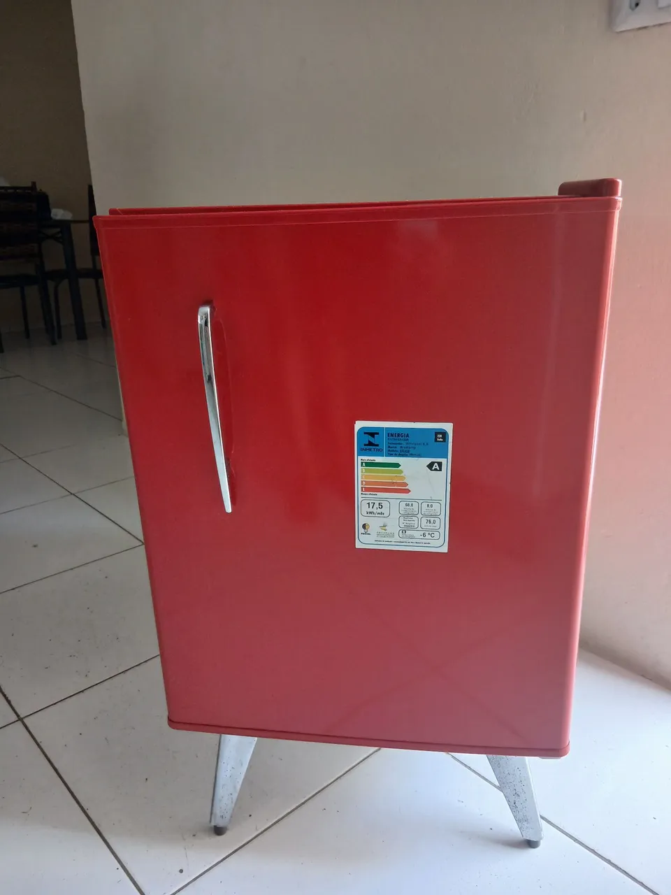 Frigobar Vermelho Compacto e Eficiente