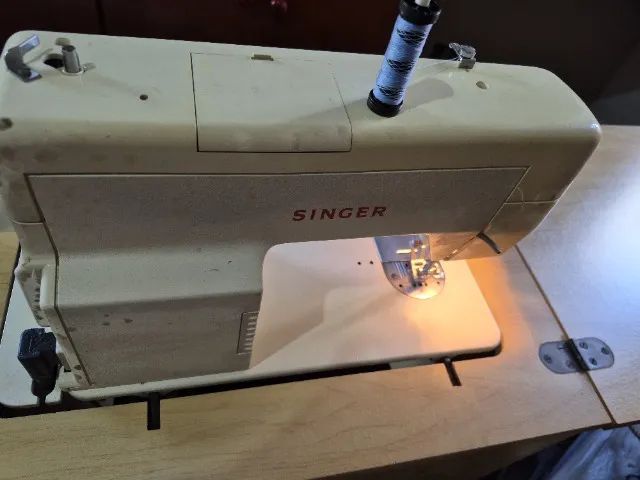 Máquina de costura Singer com gabinete - Foto 2