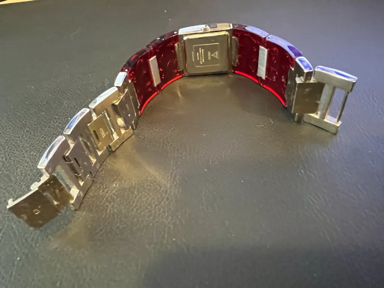 Relógio Guess feminino vermelho com detalhes - Foto 3