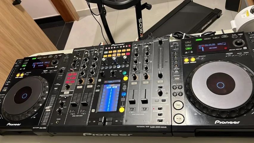 Mixer Pioneer DJ 2000 Nexus com 2 horas de uso + 2 CDJ Pioneer 850 - Revisada Pioneer.