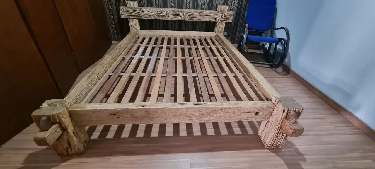 Cama de madeira maciça feita com dormente de trem