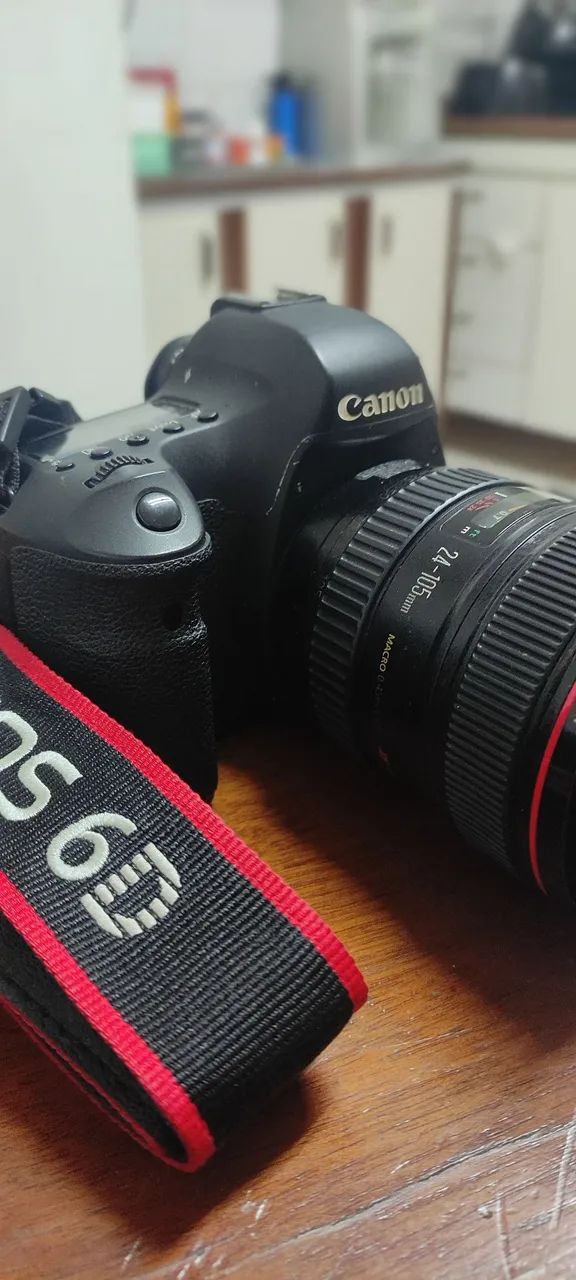 Câmera Canon 6D com lente 24-105mm f/4