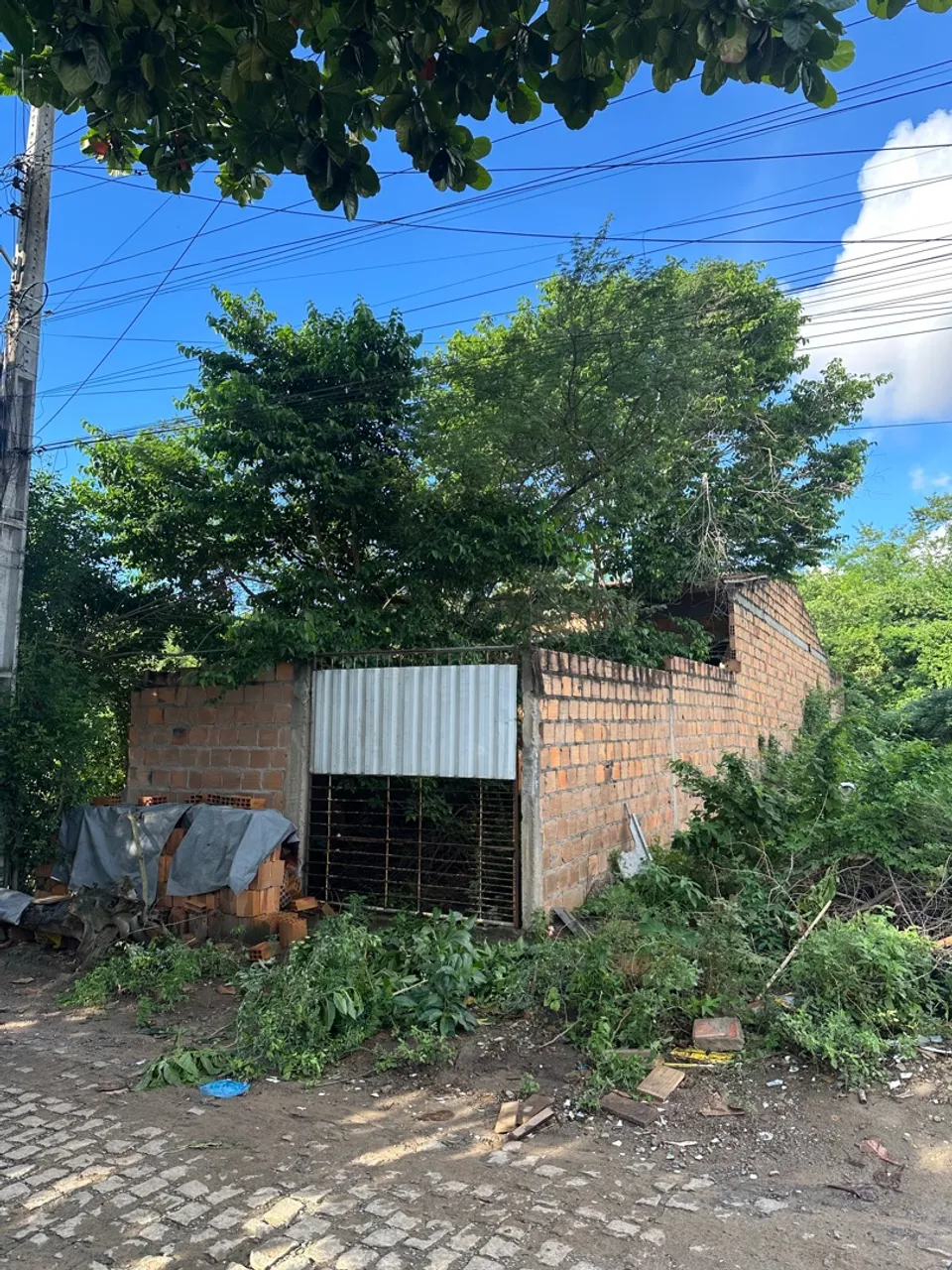Vende-se terreno com casa