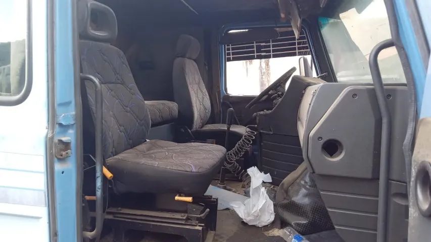 Vendo essa cabine de Scania 112, com algumas avarias e completa por dentro - Foto 9