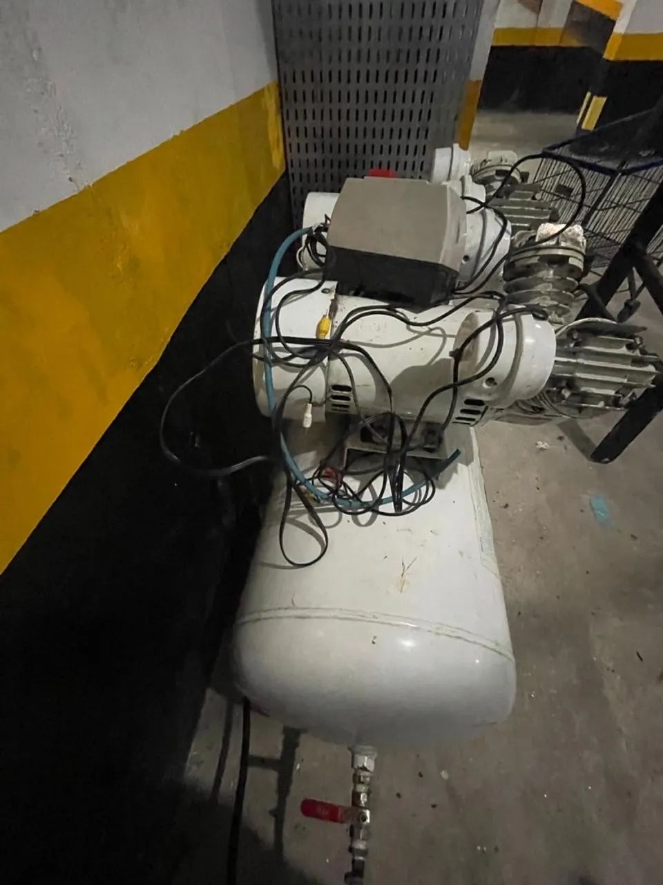 Compressor de Ar Odonto Pressure 12/175 V2x 1 HP - Foto 2