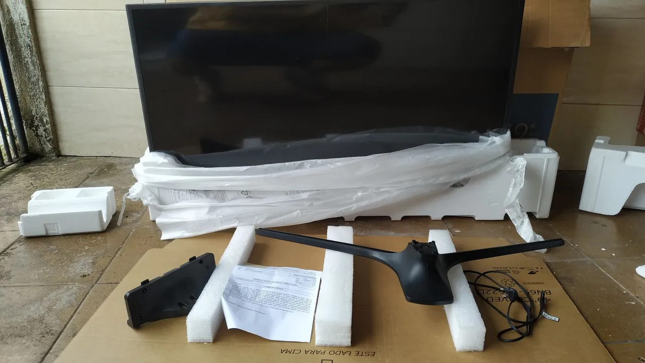 TV Samsung 49 polegadas Curved UHD- Tela Trincada.