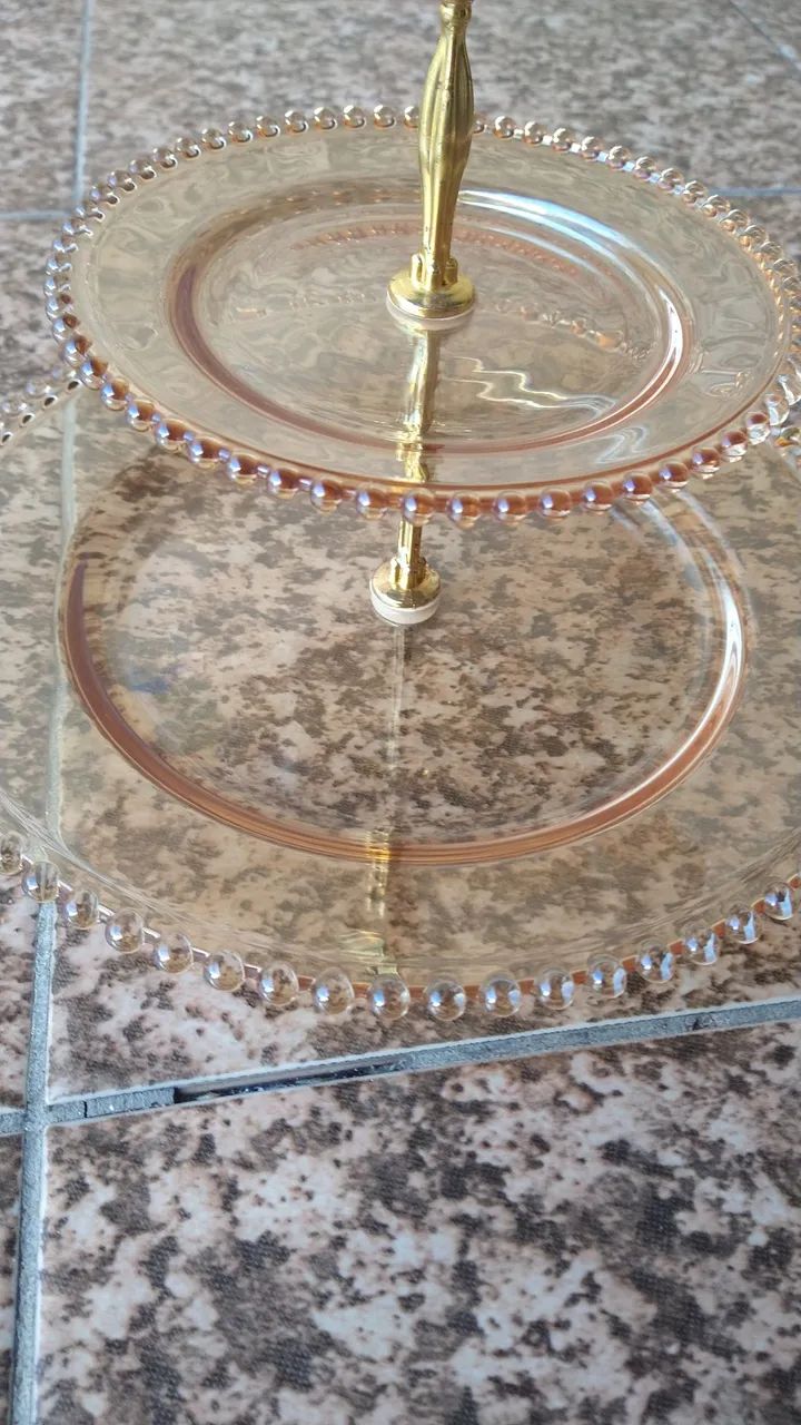 Esplêndida doceira dois andares âmbar em cristal Wolf com delicados botões nas bordas  - Foto 2