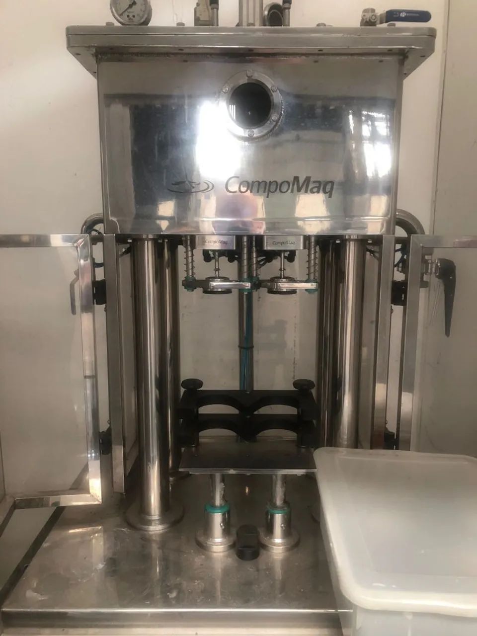 Envasadora dois bicos isobárica com cravadora 350 garrafas/h<br>Marca Compomaq - Foto 4