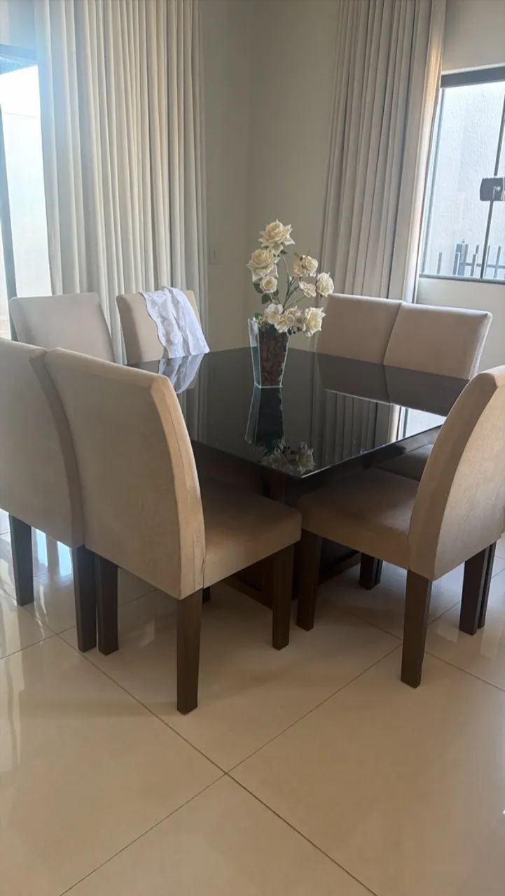 Mesa de jantar e cadeiras