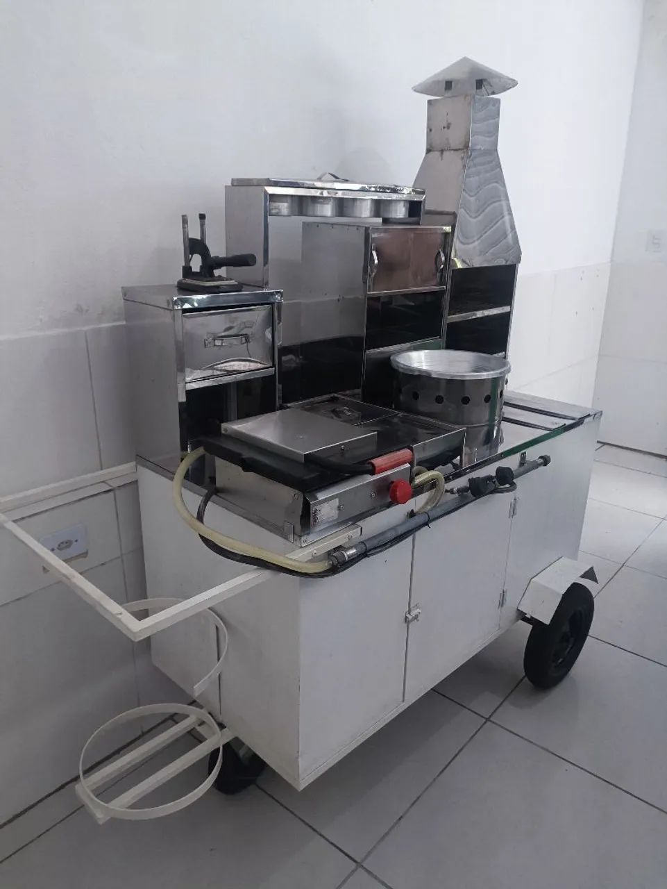 Carrinho de cachorro quente, churrasqueira e batata frita etc...
