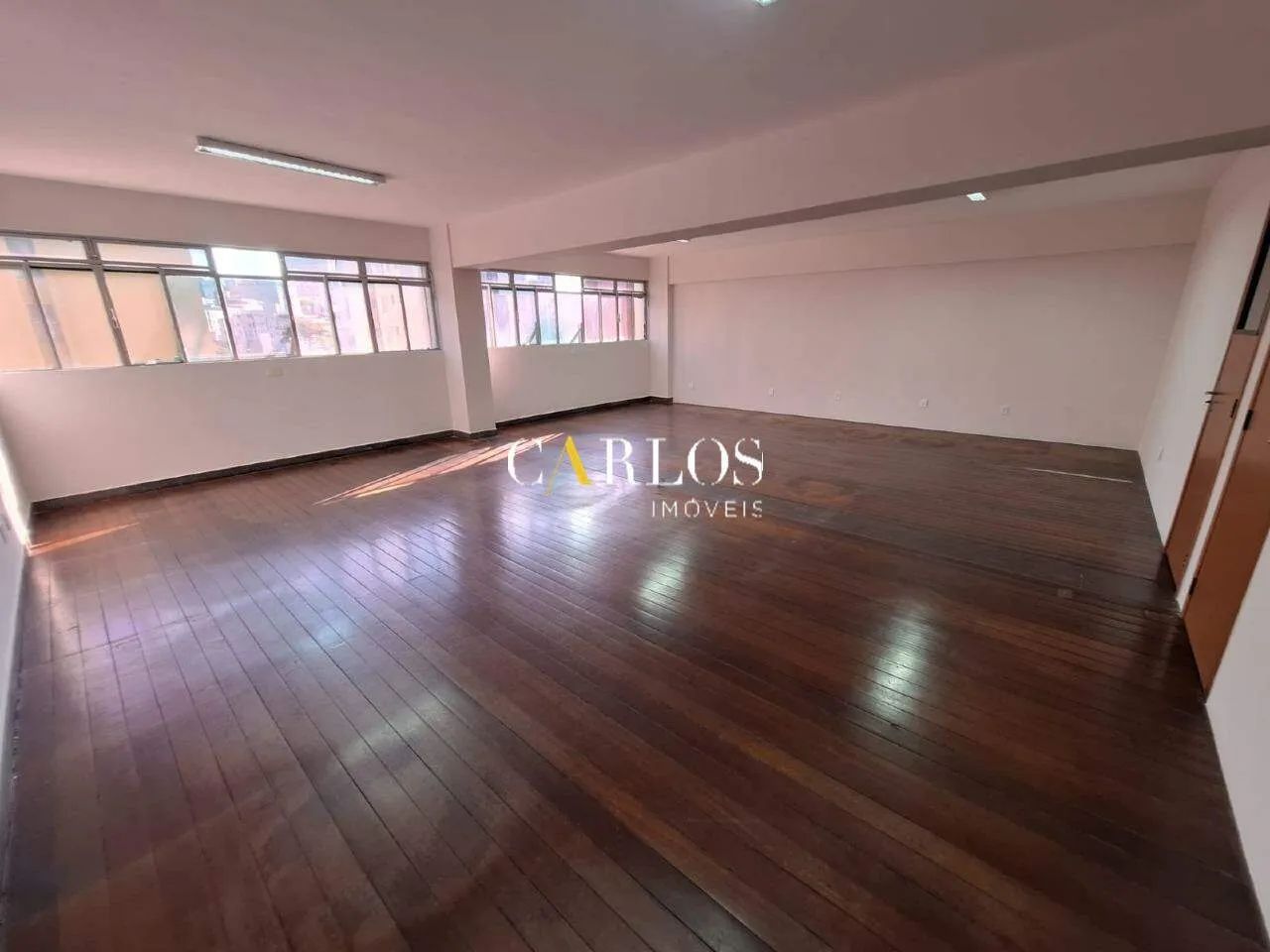 Andar Comercial de 220m² com 05 Salas, 02 Vagas e Elevador - Foto 2