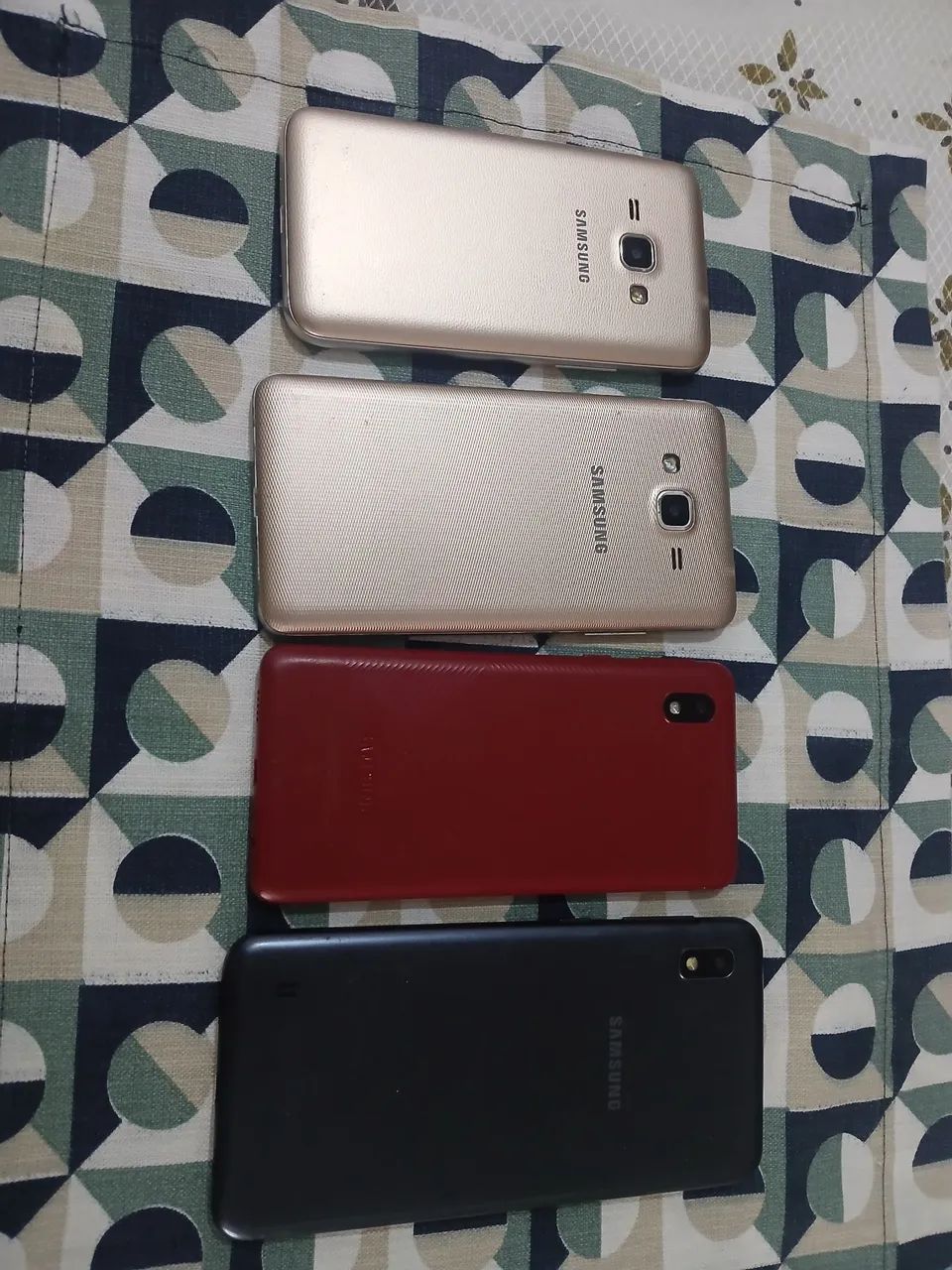 4 celulares funcionando bem